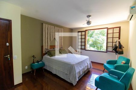 Casa de condomínio para alugar com 370m², 4 quartos e 3 vagasSuíte