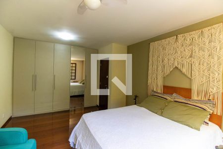 Casa de condomínio para alugar com 370m², 4 quartos e 3 vagasSuíte