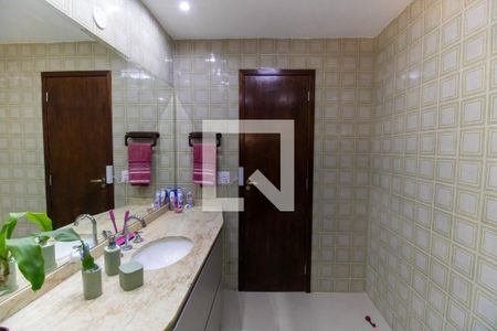 Casa de condomínio para alugar com 370m², 4 quartos e 3 vagasBanheiro Social