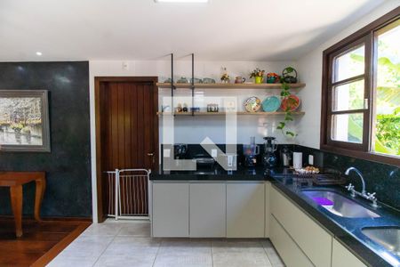 Casa de condomínio para alugar com 370m², 4 quartos e 3 vagasCozinha