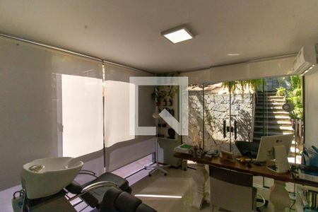 Casa de condomínio para alugar com 370m², 4 quartos e 3 vagasEscritório