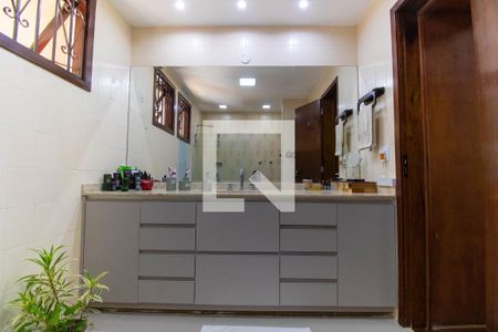 Casa de condomínio para alugar com 370m², 4 quartos e 3 vagasBanheiro da Suíte