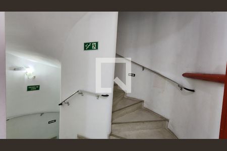 Apartamento para alugar com 101m², 3 quartos e 1 vaga Apartamento para alugar com 101m², 3 quartos e 1 vagaEscada