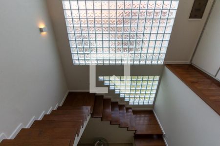 Casa à venda com 413m², 5 quartos e 3 vagasEscada