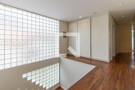 Casa à venda com 413m², 5 quartos e 3 vagasEscada