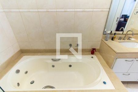 Casa à venda com 413m², 5 quartos e 3 vagasBanheiro da Suíte 1