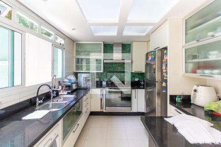 Casa à venda com 413m², 5 quartos e 3 vagasCozinha