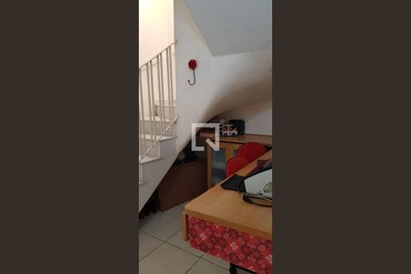 Casa para alugar com 178m², 3 quartos e 2 vagasEscadas