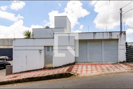Casa à venda com 450m², 4 quartos e 3 vagasFachada