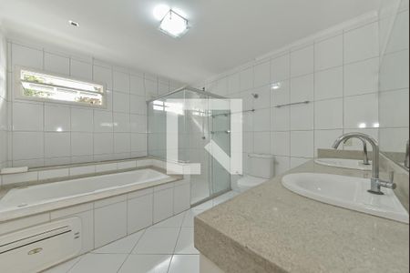 Casa à venda com 269m², 3 quartos e 3 vagas Casa à venda com 269m², 3 quartos e 3 vagasBanheiro da Suíte 1