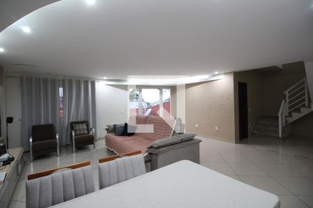 Sala de casa de condomínio à venda com 5 quartos, 700m² em Taquara, Rio de Janeiro