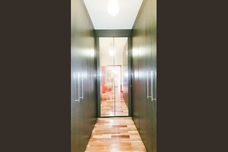 Casa de condomínio à venda com 350m², 4 quartos e 6 vagas Casa de condomínio à venda com 350m², 4 quartos e 6 vagasCloset da Suite Master