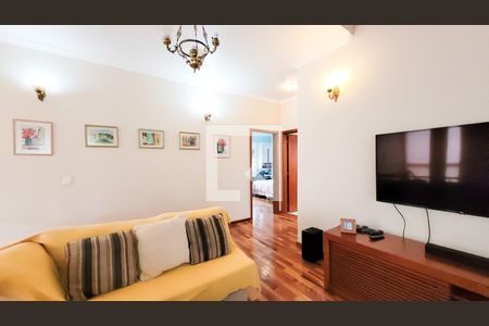 Casa de condomínio à venda com 350m², 4 quartos e 6 vagas Casa de condomínio à venda com 350m², 4 quartos e 6 vagasSala de TV