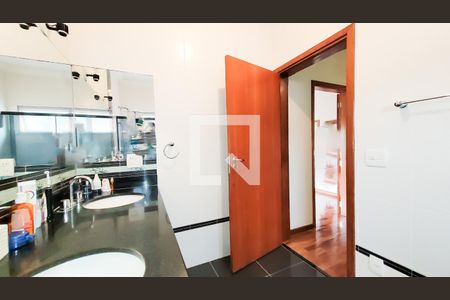 Casa de condomínio à venda com 350m², 4 quartos e 6 vagas Casa de condomínio à venda com 350m², 4 quartos e 6 vagasBanheiro da Suite Master