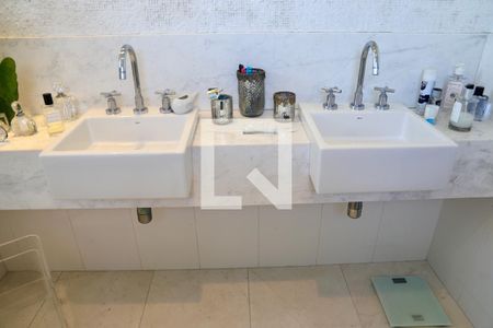 Apartamento à venda com 245m², 4 quartos e 4 vagas Apartamento à venda com 245m², 4 quartos e 4 vagasBanheiro da Suíte Master