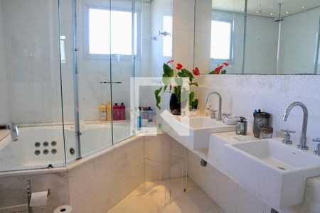 Apartamento à venda com 245m², 4 quartos e 4 vagas Apartamento à venda com 245m², 4 quartos e 4 vagasBanheiro da Suíte Master