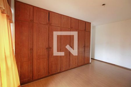 Casa à venda com 200m², 5 quartos e 2 vagasSuíte