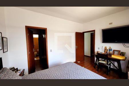 Casa à venda com 350m², 4 quartos e 6 vagas Casa à venda com 350m², 4 quartos e 6 vagasQuarto 4 - Suíte