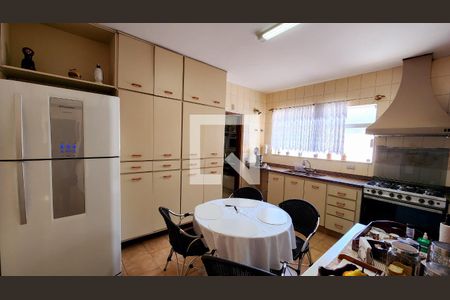 Casa à venda com 350m², 4 quartos e 6 vagas Casa à venda com 350m², 4 quartos e 6 vagasCozinha