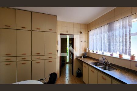 Casa à venda com 350m², 4 quartos e 6 vagas Casa à venda com 350m², 4 quartos e 6 vagasCozinha