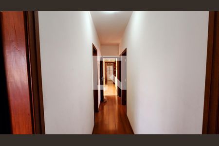 Casa à venda com 350m², 4 quartos e 6 vagas Casa à venda com 350m², 4 quartos e 6 vagasCorredor