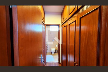 Casa à venda com 350m², 4 quartos e 6 vagas Casa à venda com 350m², 4 quartos e 6 vagasCloset Quarto 4 - Suíte