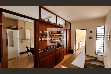 Casa à venda com 350m², 4 quartos e 6 vagas Casa à venda com 350m², 4 quartos e 6 vagasCorredor