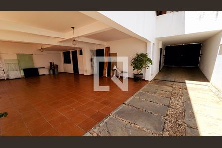 Casa à venda com 350m², 4 quartos e 6 vagas Casa à venda com 350m², 4 quartos e 6 vagasQuintal