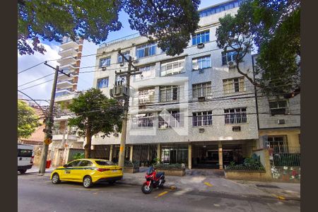 Apartamento à venda com 62m², 2 quartos e 1 vaga Apartamento à venda com 62m², 2 quartos e 1 vagaFachada e portaria