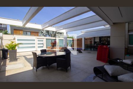 Casa de condomínio à venda com 657m², 5 quartos e 3 vagasQuintal