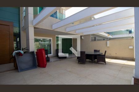 Casa de condomínio à venda com 657m², 5 quartos e 3 vagasQuintal