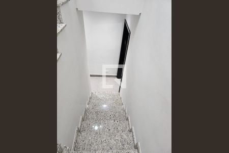 Casa à venda com 104m², 3 quartos e 2 vagasEscada