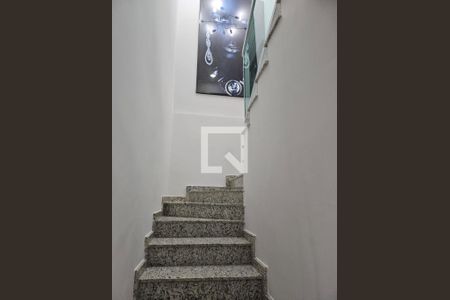 Casa à venda com 104m², 3 quartos e 2 vagasEscada