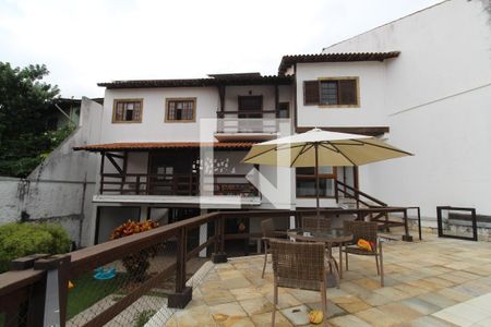 Casa à venda com 470m², 4 quartos e 2 vagasFundos