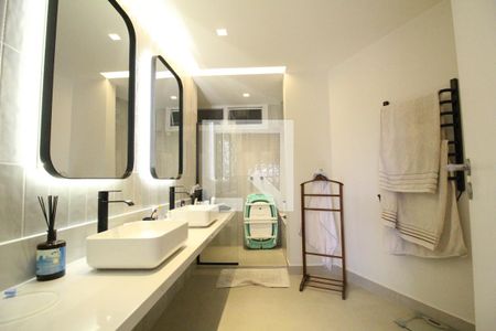 Casa à venda com 470m², 4 quartos e 2 vagasBanheiro - Suíte