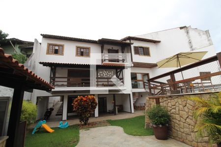 Casa à venda com 470m², 4 quartos e 2 vagasFundos 