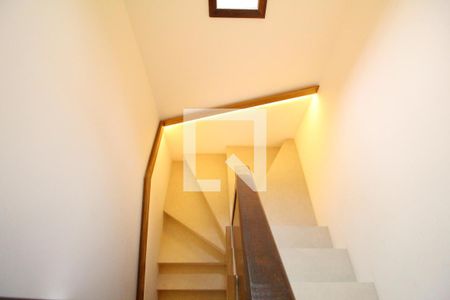 Casa à venda com 470m², 4 quartos e 2 vagasSala - Escada para os quartos