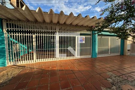 Casa para alugar com 220m², 3 quartos e 4 vagasFachada