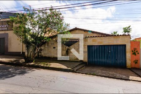 Casa à venda com 217m², 3 quartos e 4 vagas Casa à venda com 217m², 3 quartos e 4 vagasFachada
