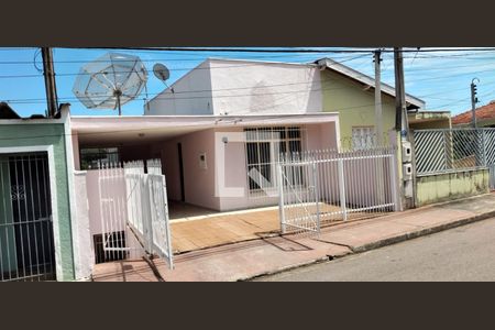 Casa à venda com 200m², 2 quartos e 2 vagasFachada