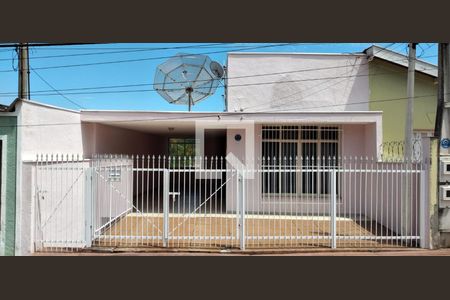 Casa à venda com 200m², 2 quartos e 2 vagasFachada