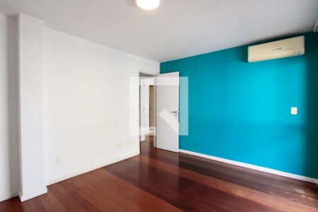 Apartamento à venda com 421m², 4 quartos e 4 vagas Apartamento à venda com 421m², 4 quartos e 4 vagasQuarto 2 suíte