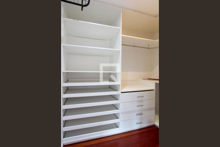 Apartamento à venda com 421m², 4 quartos e 4 vagas Apartamento à venda com 421m², 4 quartos e 4 vagasCloset Quarto 4 suíte