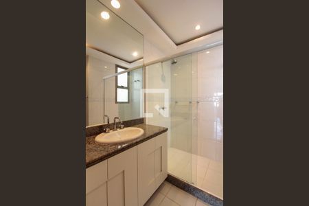 Apartamento à venda com 421m², 4 quartos e 4 vagas Apartamento à venda com 421m², 4 quartos e 4 vagasBanheiro quarto 3 suíte