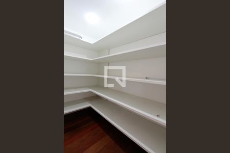 Apartamento à venda com 421m², 4 quartos e 4 vagas Apartamento à venda com 421m², 4 quartos e 4 vagasDespensa