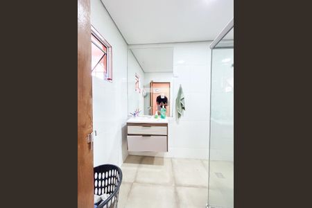 Casa à venda com 122m², 4 quartos e 2 vagasBanheiro