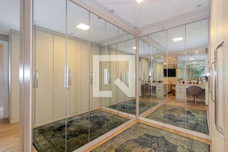 Apartamento à venda com 215m², 3 quartos e 3 vagasCloset - Suíte 2