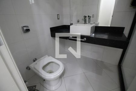 Casa de condomínio para alugar com 1200m², 5 quartos e 2 vagasBanheiro da Suíte 3