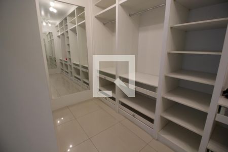 Casa de condomínio para alugar com 1200m², 5 quartos e 2 vagasCloset da Suíte 4