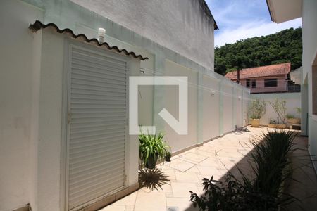 Casa de condomínio para alugar com 1200m², 5 quartos e 2 vagasLateral